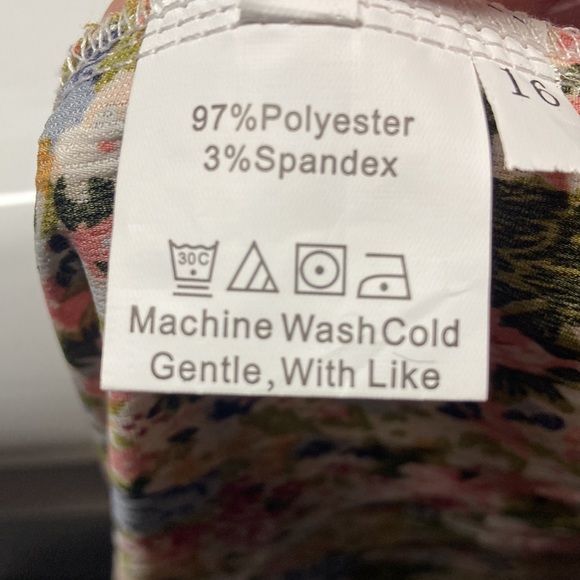 Floral ladies top - Picture 3 of 3